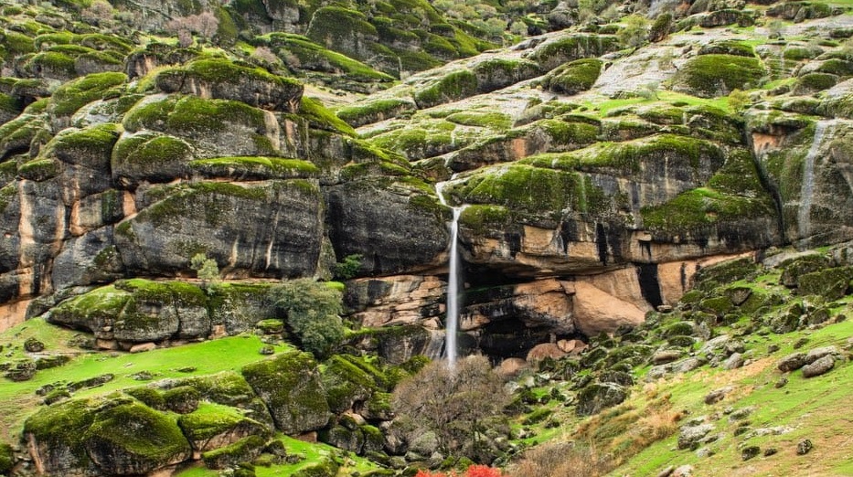 آبشار زیبای فصلی مخملکوه